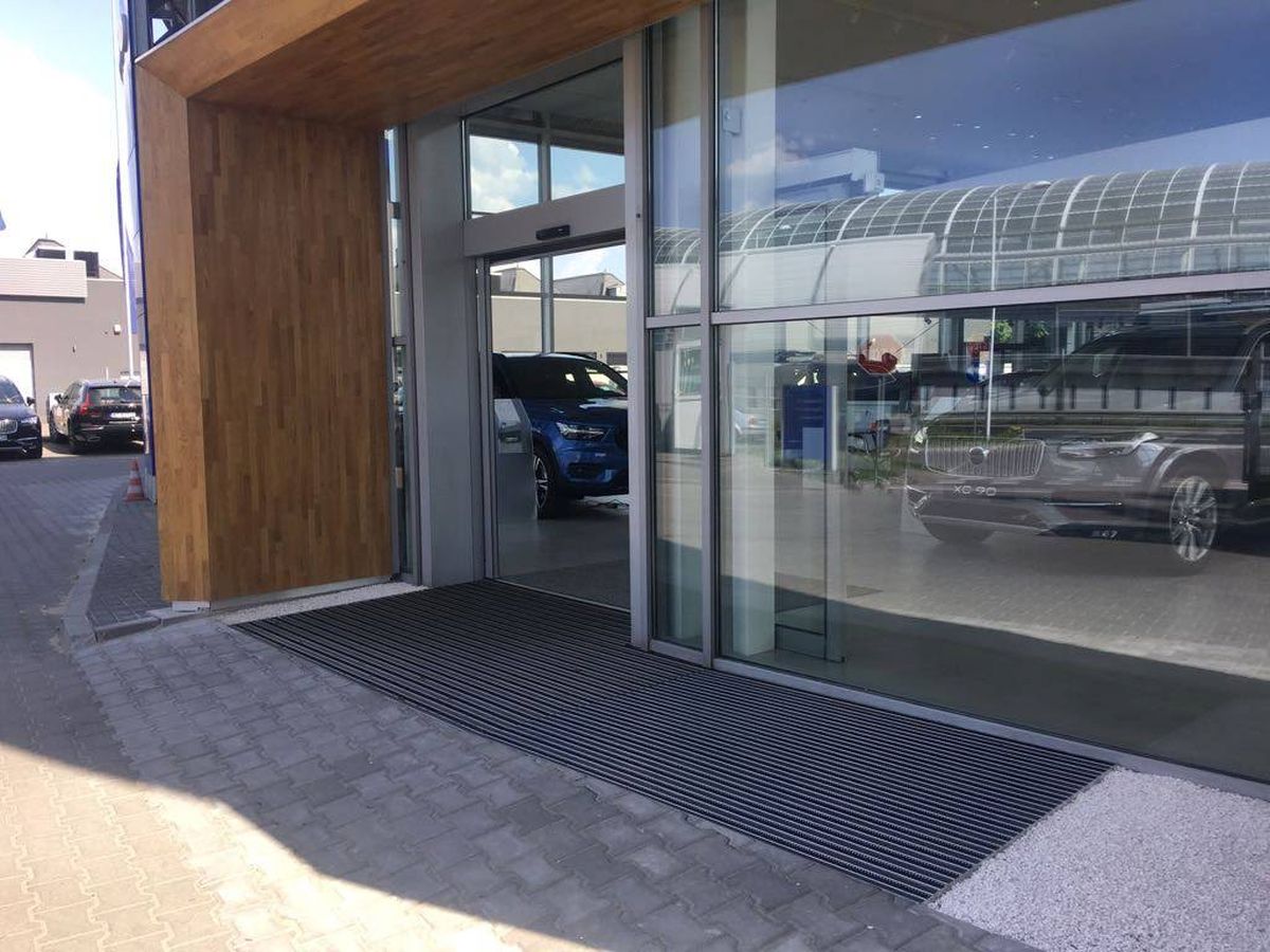 Aluminum profile mat in a car dealership