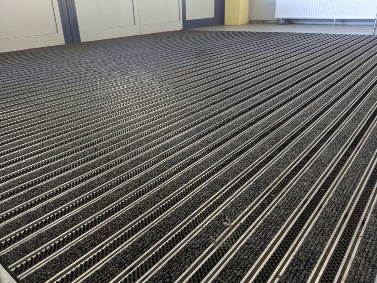 Aluminum profile mat with black brushes