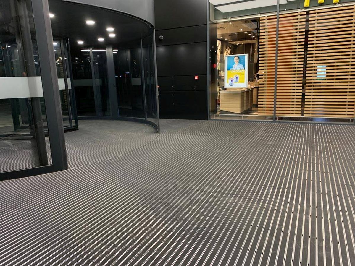 Custom-made aluminum profile mat for a large supermarket entrance