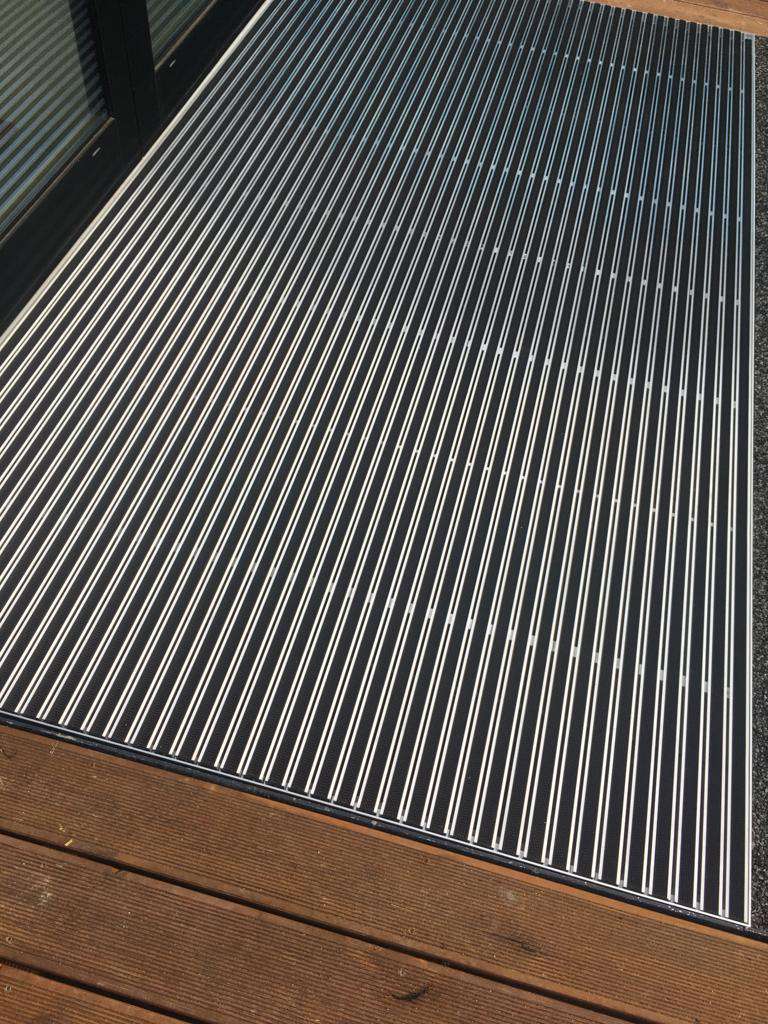 Dirt-trapping mat for outdoor use, designed to be placed in floor recesses.