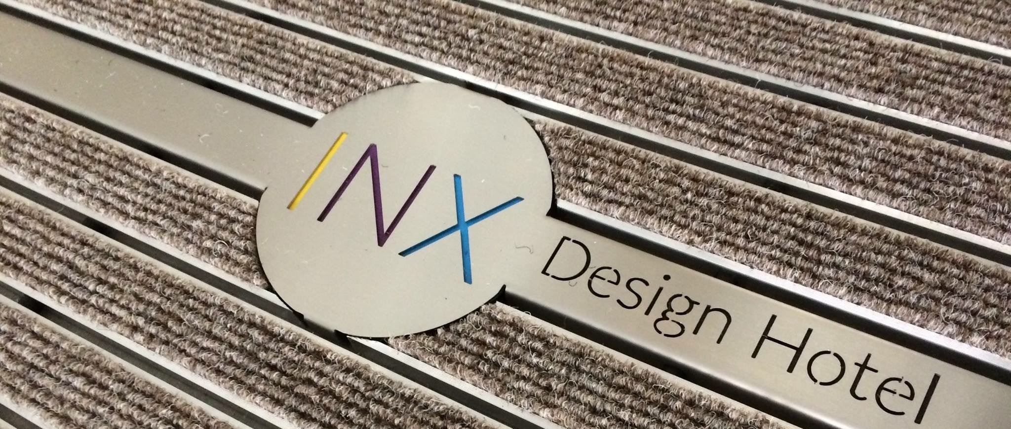 Aluminum profile with laser design in the entrance mat.