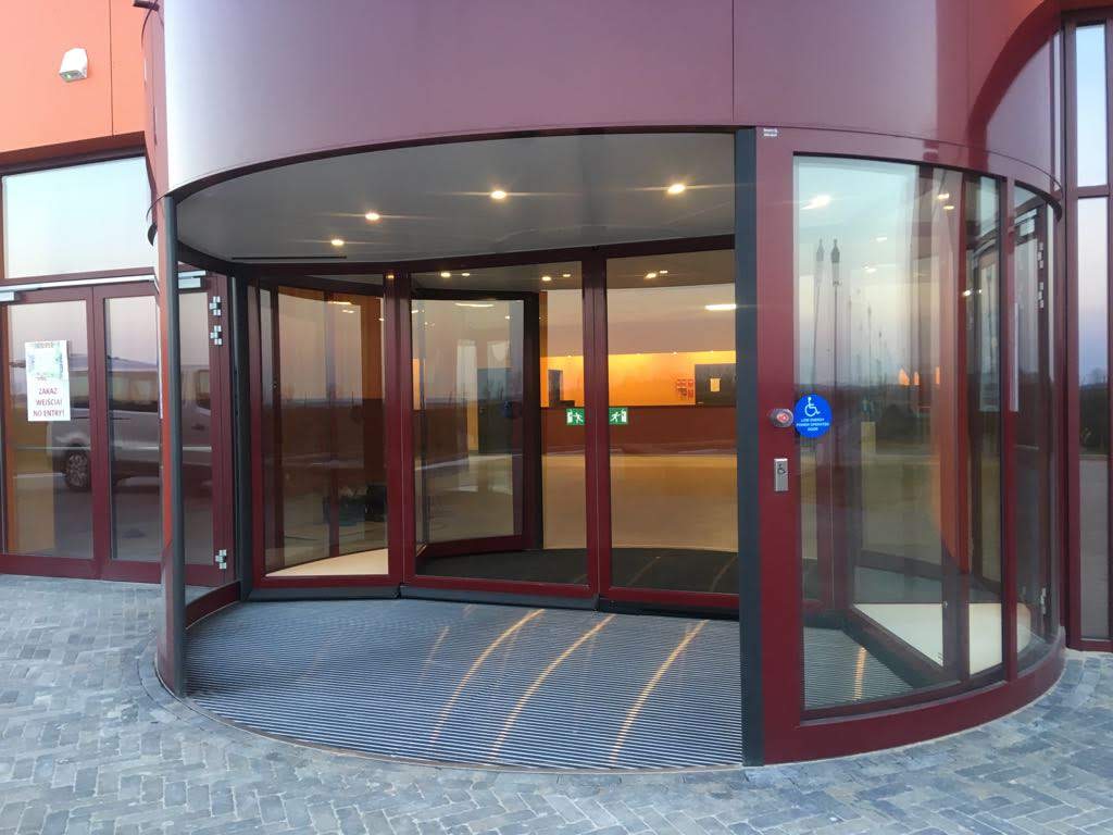 Custom entrance mats are located within the entrance area of the shopping gallery.