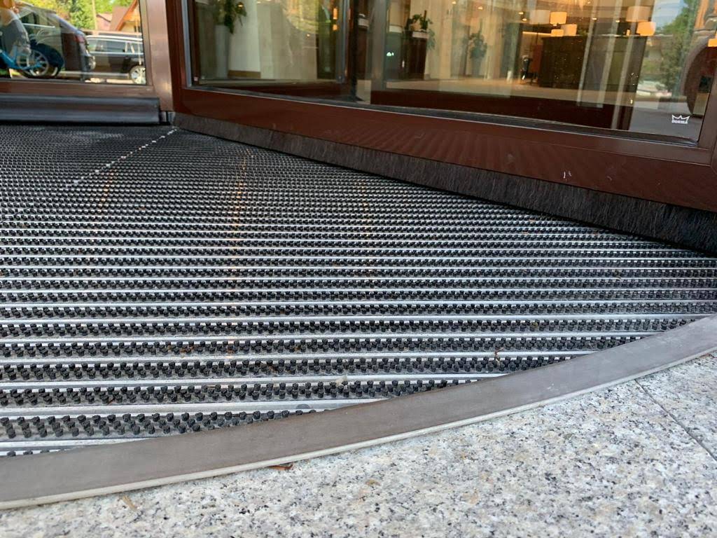 Entrance mat at a round entrance.