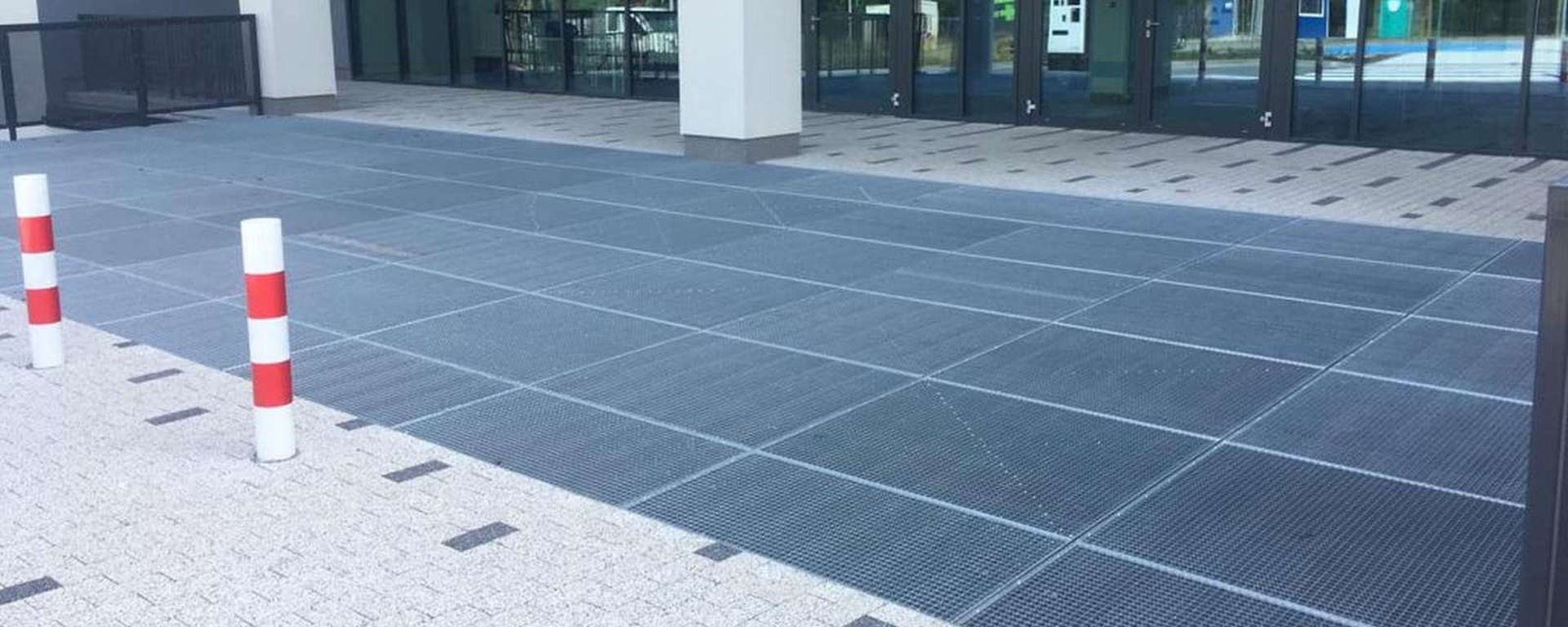 Grates form a large, fully complete entrance zone for the building.