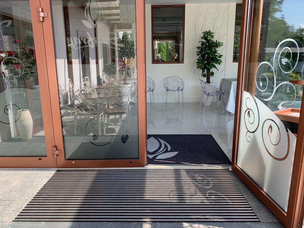 Wide dirt-trap mats secure the company entrance. They retain moisture and dirt, preventing slipping hazards.