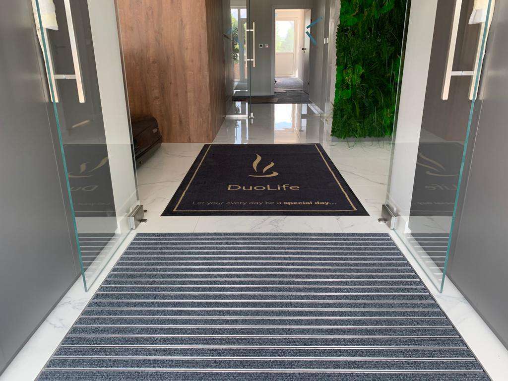 Langer innere Sauberlaufbereich, der den Eingang schützt.